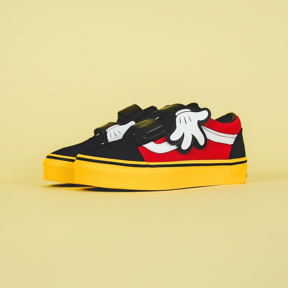NWT Vans x Mickey Mouse Old Skool V - Mickey Hugs sz 2 kids